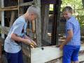30. August: Diese Holz ist gut geeignet zum Hüttenbauen! Sagen zumindest Noel und Jonas ! (Foto: Evelyn Simson)
