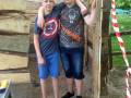 20. Juni: Lukas und Noel haben heute eine Tür in ihre Hütte gebaut. (Foto: Evelyn Simson)