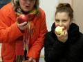 19. März: Was schmeckt besser, Äpfel pur oder Apfelkuchen? Evelyn sagt Apfel, Maike ißt beides gleich gern! (Foto: Luca Ehlers)
