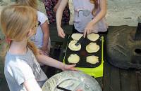 22. April: Beyza und die Kinder backen Pancakes. (Foto: Bettina Rau)