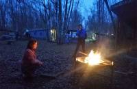10. Dezember: Letizia und Tim am Feuer, um sich aufzuwärmen. (Foto: July Krause)