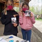 22. April: Katharina und Letizia suchen Bilder raus und entdecken natürlich auch Bilder, auf denen sie selbst zu sehen sind. (Foto: Anastasia Anastasiadou)