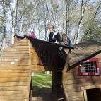 28. April: Emilia, Sandy und Suna turnen auf dem Dach. (Foto: July Krause)