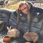 18. Februar: Swantje mit ihren Pflegekaninchen Polly und Bunny. (Foto: Laura Müller)