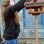 4. Januar: Laura streut Futter für die Vögel ins Vogelhaus. (Foto: Hellas Adlung)