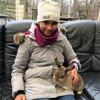 12. Januar: Die Kaninchen freuen sich ihre TierpflegerInnen wiederzusehen: Sadia mit Bunny. (Foto: Laura Müller)