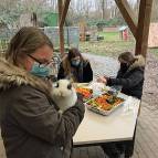 27. Januar: Suna kuschelt mit Tiffy, während Sandy und Emilia das Futter für die Tiere vorbereiten. (Foto: Laura Müller)