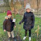 23. März: Swantje hat heute einen Pfirsichbaum mitgebracht und mit der Hilfe von Maria eingepflanzt. (Foto: Fabian Wilke)
