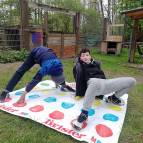 2. Mai: Yannis, Sadia und Noah zeigen ihre sportliche Ader beim Twister spielen. (Foto: July Krause)