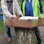 26. April: Aus diesem abgesägten Baumstumpf haben Ulrich und Wolfgang einen wunderschönen 'Waldtisch' gezaubert. Der ASPM bedankt sich sehr bei den Beiden. Toll gemacht!! (Foto: Hellas Adlung)