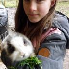 3. Februar: Sarah bringt Tiffy wieder in den Kaninchenstall zurück, den wir inzwischen ausgemistet hatten. (Foto: Hellas Adlung)