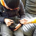 8. Februar: Und Meerli Toni kuschelt abwechselnd mit seinen beiden Tierpflegern. (Foto: Hellas Adlung)
