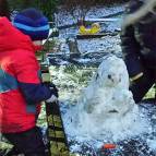 20. Januar: Heute gab es schon ein bisschen Schnee, der liegen geblieben ist. Schaut mal unseren gebauten Schneemann an. Jetzt fehlt nur noch der Kopf mit der Möhrennase. (Foto: Hellas Adlung)