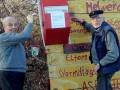 8. Dezember: Ulrich und Eckhard von Anti-Rost haben unseren Briefkasten neu mit Holz verkleidet! Danke! (Foto: Evelyn Simson)