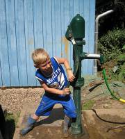 2. Juli: Projektwoche der Grundschule Melverode. Damit das Wasser fließt, darf kräftig gepumpt werden.