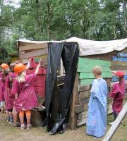3. Juli: Projektwoche der Grundschule Melverode. Die in der ganzen Woche gebaute Schulhütte bekommt einen Farbanstrich.