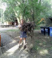 23. Juli: Vereinsmitglieder, hier Stephanie, schaffen die 'Holzernte' des Sturms weg. Die Ferienaktion kann beginnen.