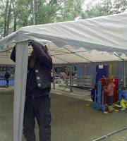 25. Juni: Unser altes Zelt wurde ein Opfer des Sturms 'Niklas'. Boris baut das neue Zelt auf.