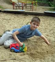 18. Mai: Im Sandkasten spielen macht auch größeren Jungs immer Spaß: Christian baut mit dem Bagger eine Straße.