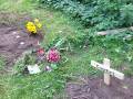 29 September: Heute ist das neunjährige Kaninchen Lilo verstorben und beerdigt und Kuschels Grab hat ein Kreuz bekommen. (Foto: Evelyn Simson)